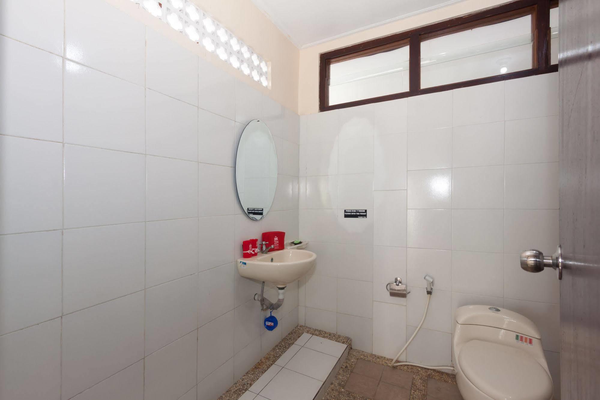 Hotel Zen Blanjong Sekawaru